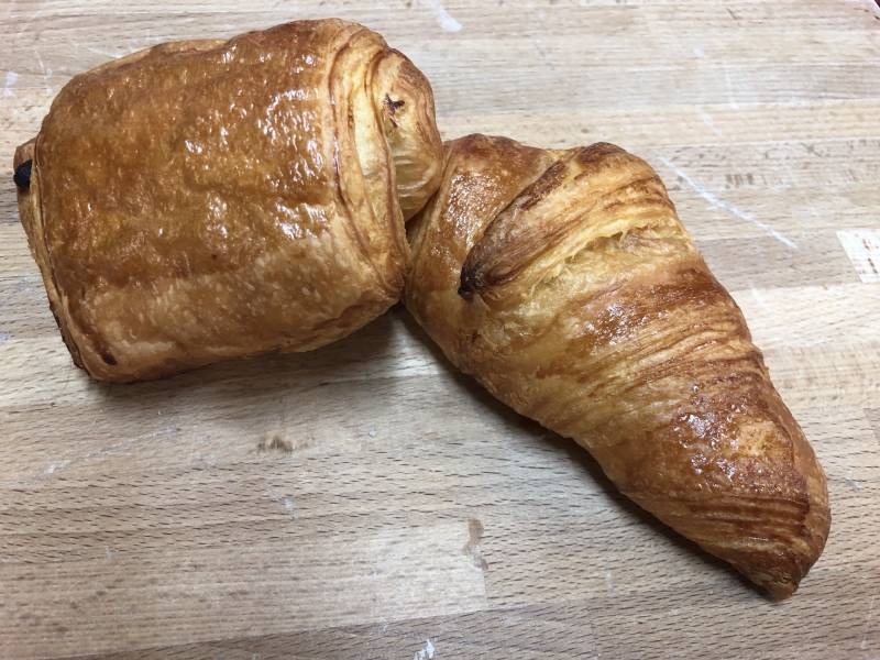 le pain au chocolat et son croissant